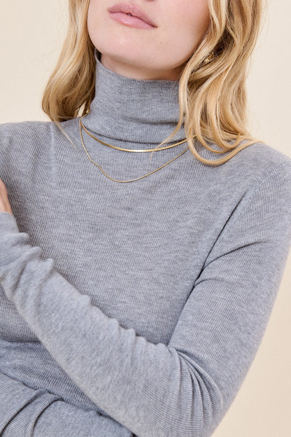 Slim-Fit Pullover aus Kaschmir-Mix mit hohem Kragen