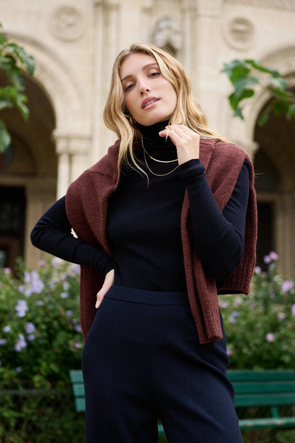 Slim-Fit Pullover aus Kaschmir-Mix mit hohem Kragen