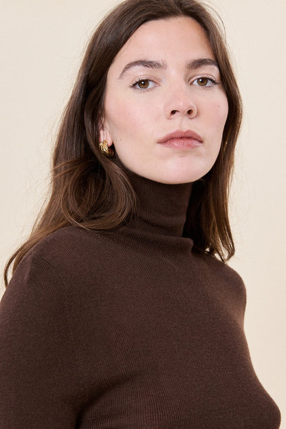 Slim-Fit Pullover aus Kaschmir-Mix mit hohem Kragen