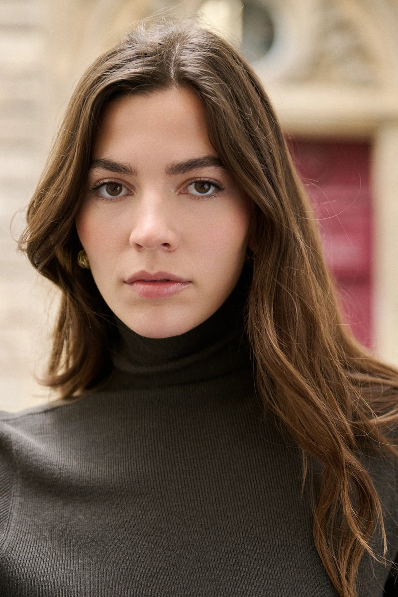 Slim-Fit Pullover aus Kaschmir-Mix mit hohem Kragen