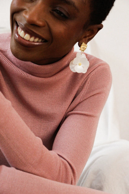 Slim-Fit Pullover aus Kaschmir-Mix mit hohem Kragen