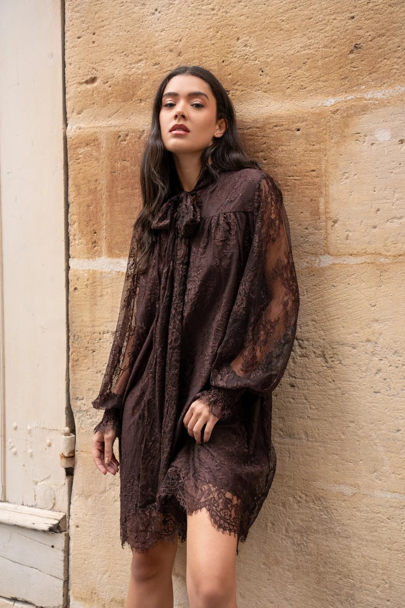 Spitzenkleid mit Schleife