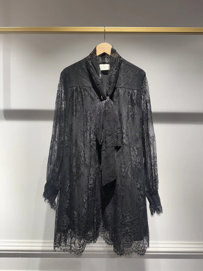 Spitzenkleid mit Schleife