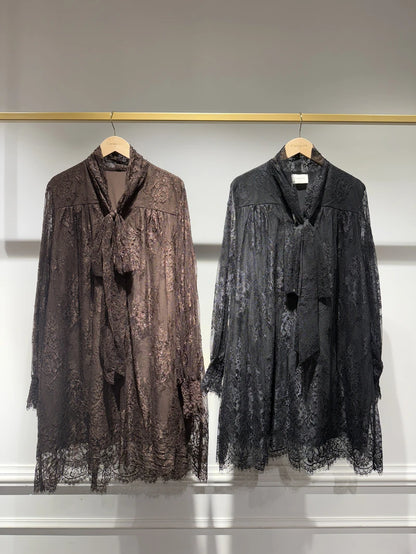 Spitzenkleid mit Schleife