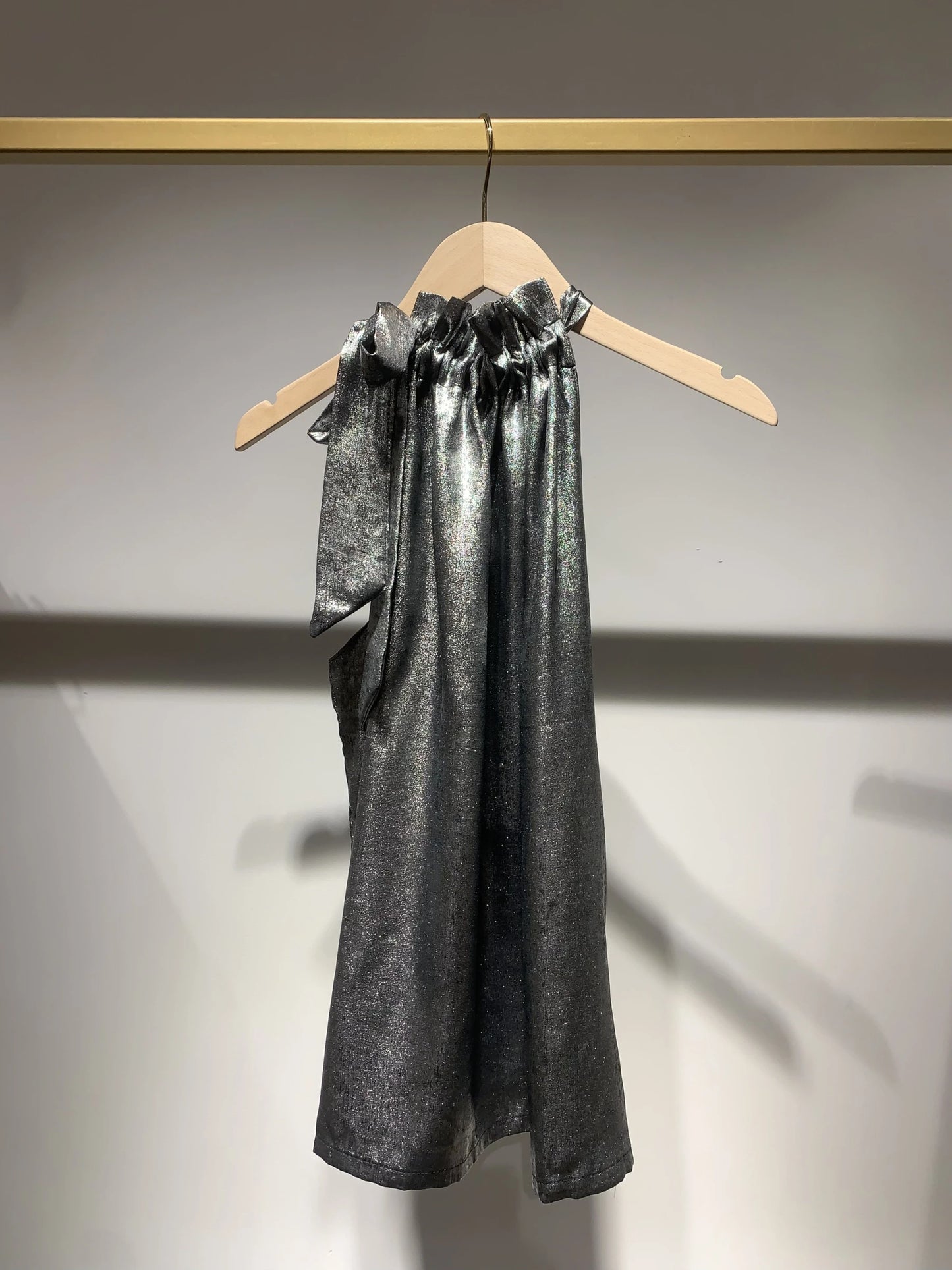 Elisabeth-Top in Metallic-Optik mit Schleife am Kragen