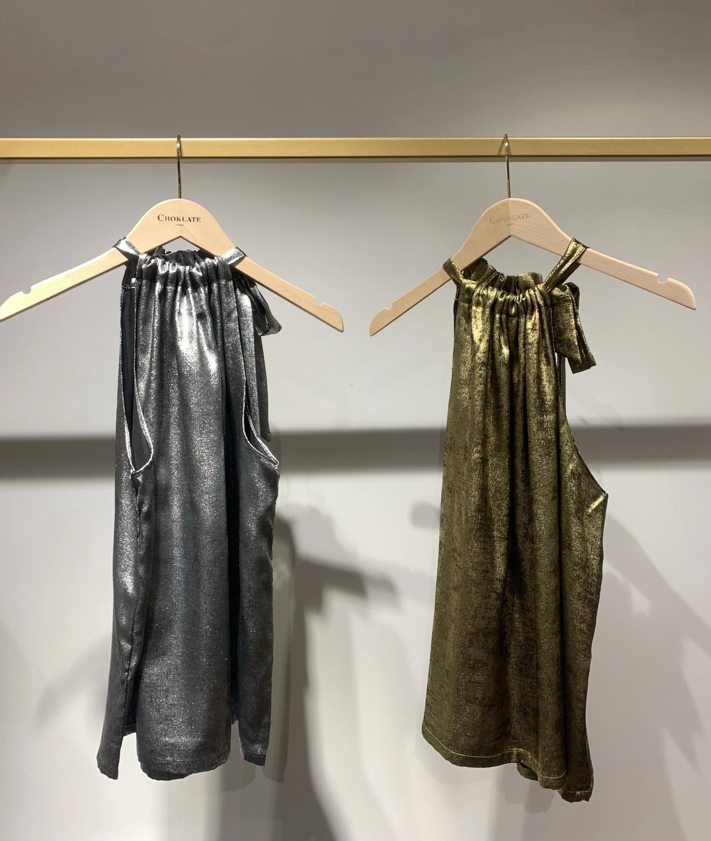 Elisabeth-Top in Metallic-Optik mit Schleife am Kragen