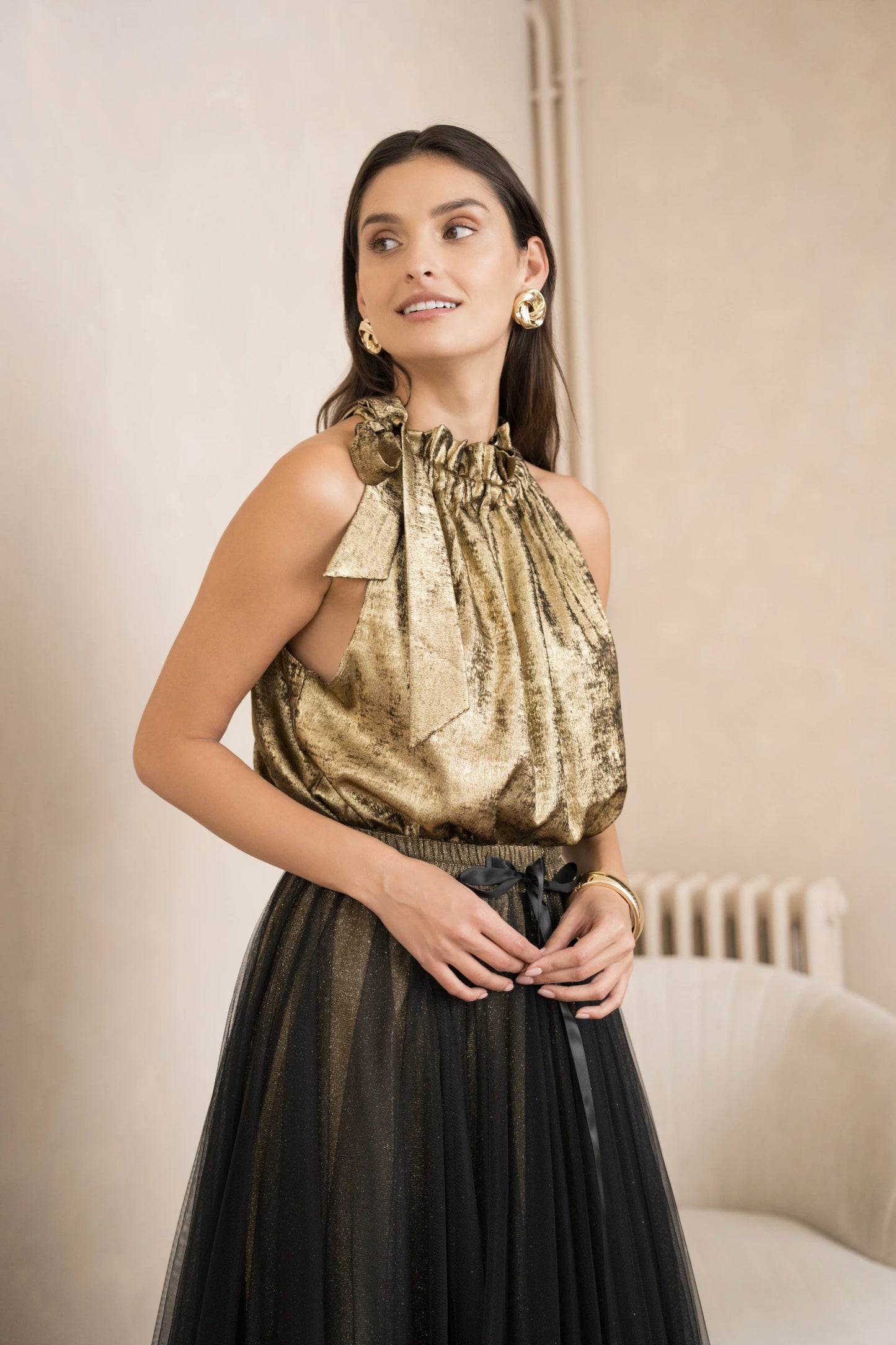 Elisabeth-Top in Metallic-Optik mit Schleife am Kragen