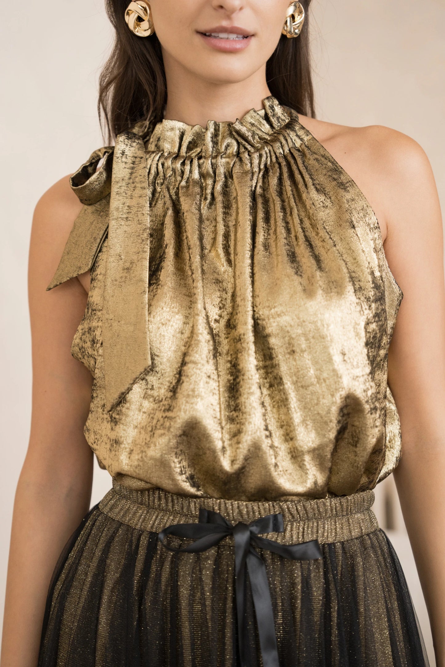 Elisabeth-Top in Metallic-Optik mit Schleife am Kragen