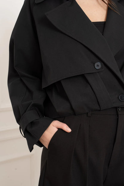 Cropped Trenchcoat mit asymmetrischem Verschluss