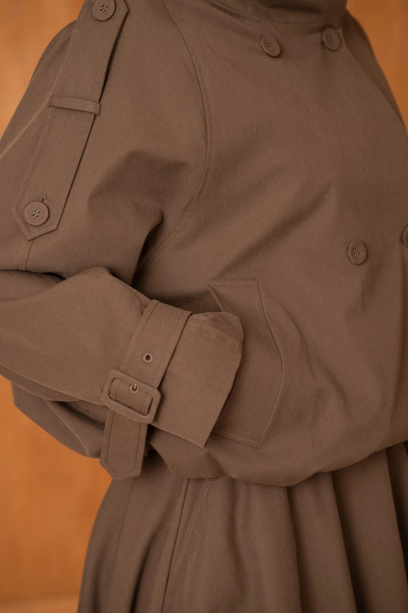 Kurze, oversized Trenchjacke mit Wickelkragen