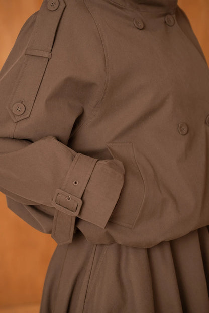 Kurze, oversized Trenchjacke mit Wickelkragen