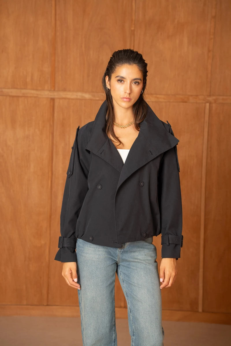 Kurze, oversized Trenchjacke mit Wickelkragen