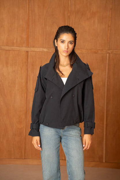 Kurze, oversized Trenchjacke mit Wickelkragen