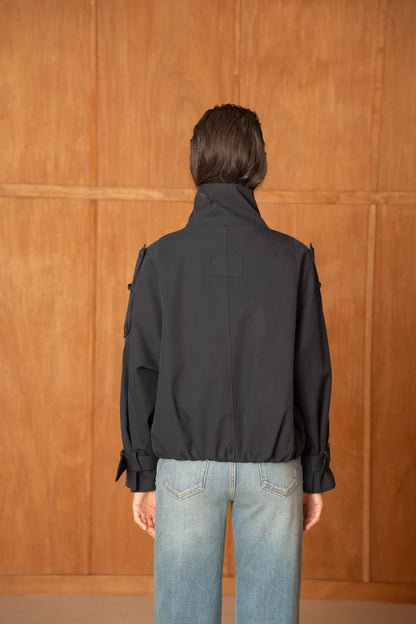 Kurze, oversized Trenchjacke mit Wickelkragen