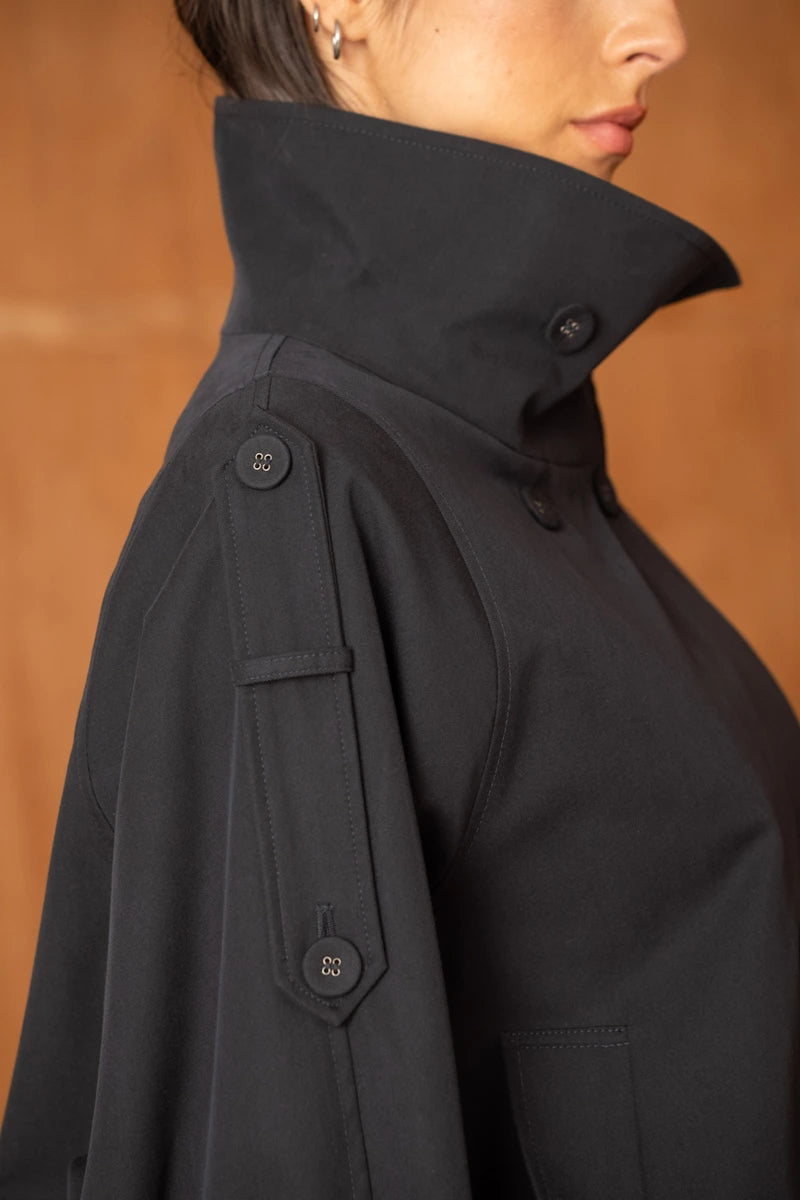 Kurze, oversized Trenchjacke mit Wickelkragen