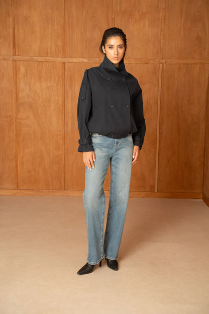 Kurze, oversized Trenchjacke mit Wickelkragen
