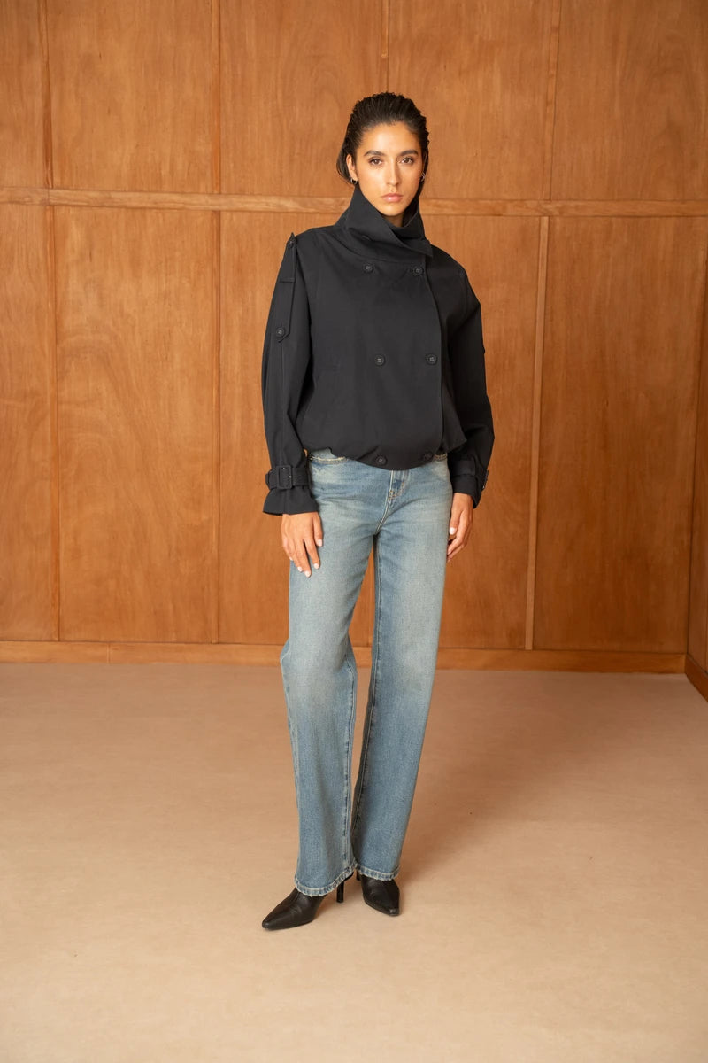 Kurze, oversized Trenchjacke mit Wickelkragen