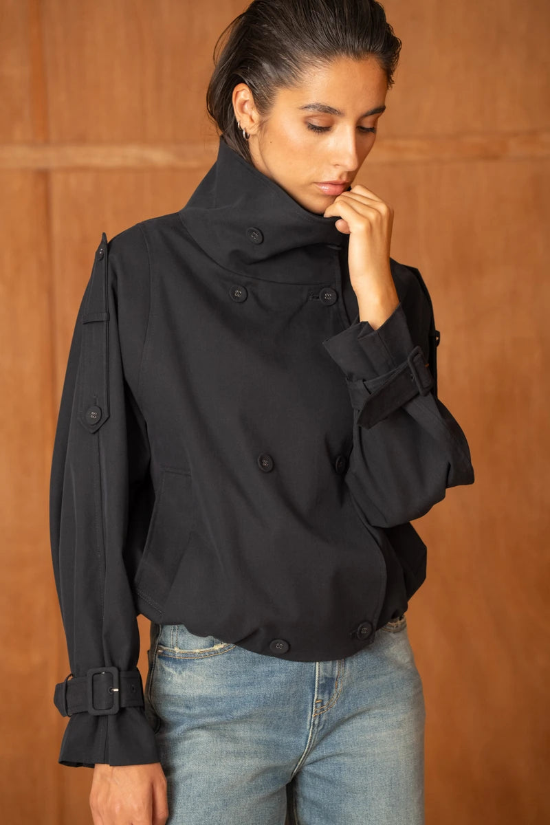 Kurze, oversized Trenchjacke mit Wickelkragen