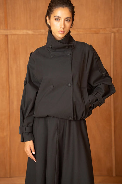 Kurze, oversized Trenchjacke mit Wickelkragen