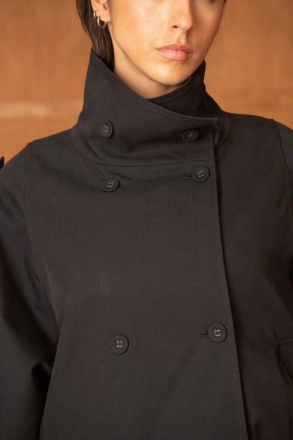 Kurze, oversized Trenchjacke mit Wickelkragen
