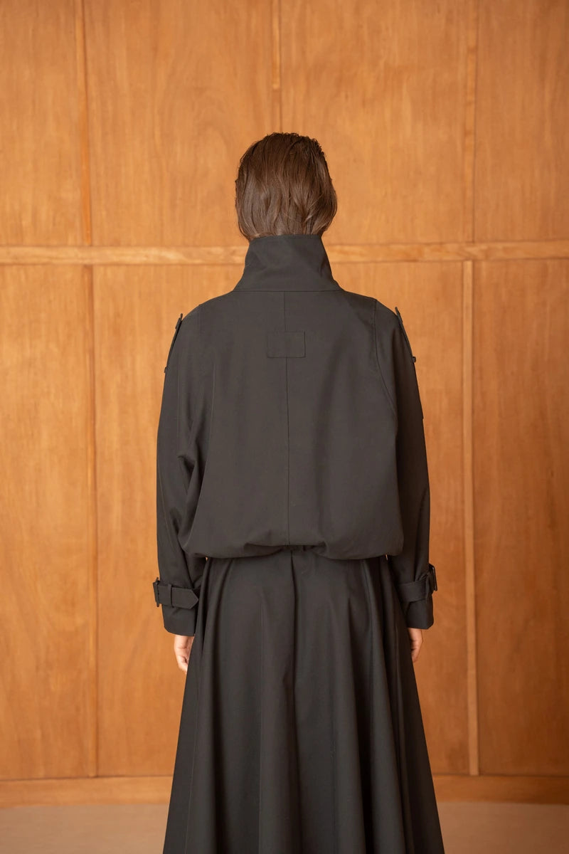 Kurze, oversized Trenchjacke mit Wickelkragen