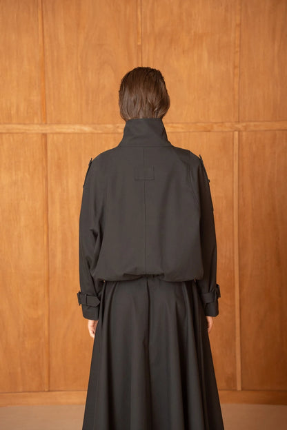 Kurze, oversized Trenchjacke mit Wickelkragen