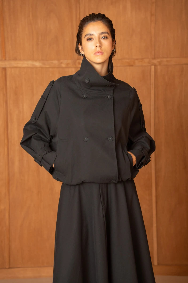 Kurze, oversized Trenchjacke mit Wickelkragen