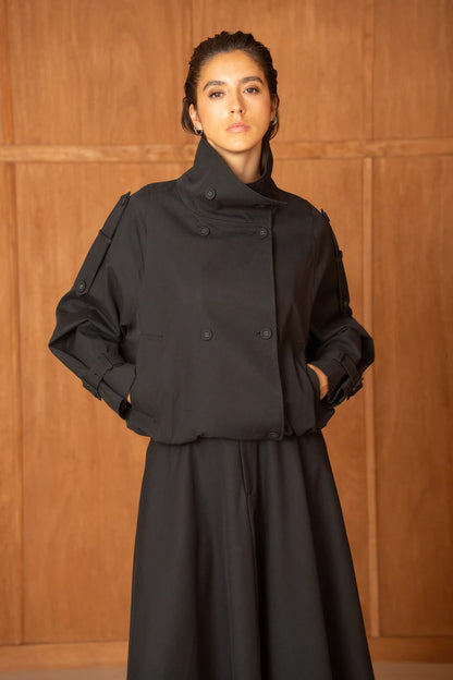 Kurze, oversized Trenchjacke mit Wickelkragen