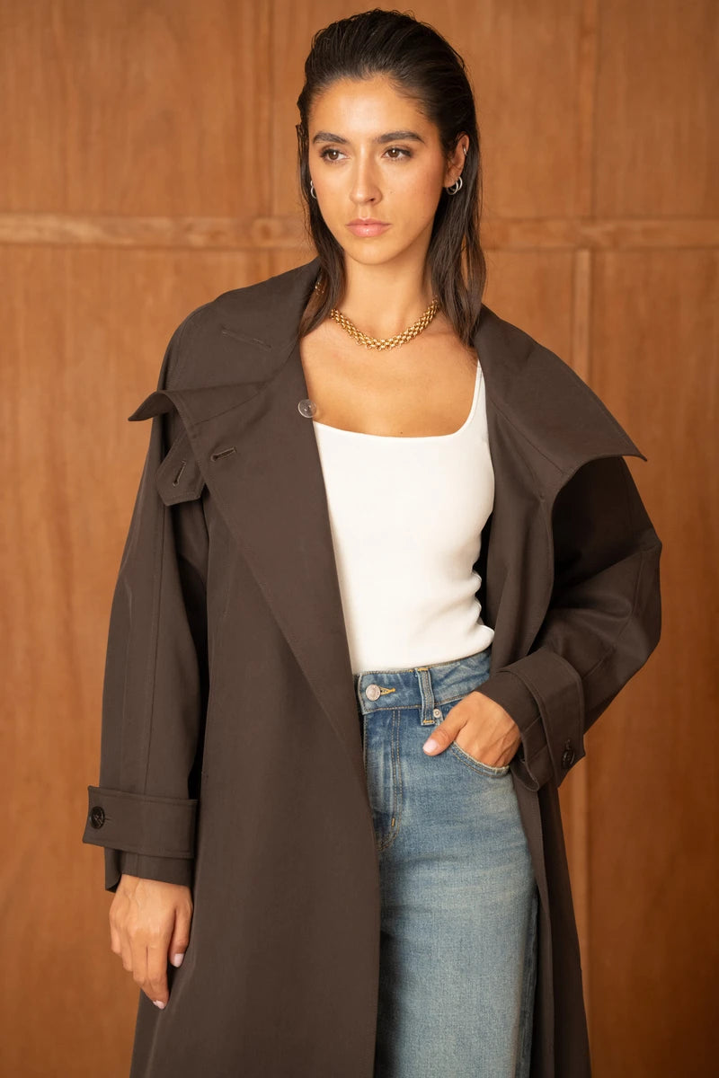 Langer Trenchcoat mit Gürtel und hohem Kragen