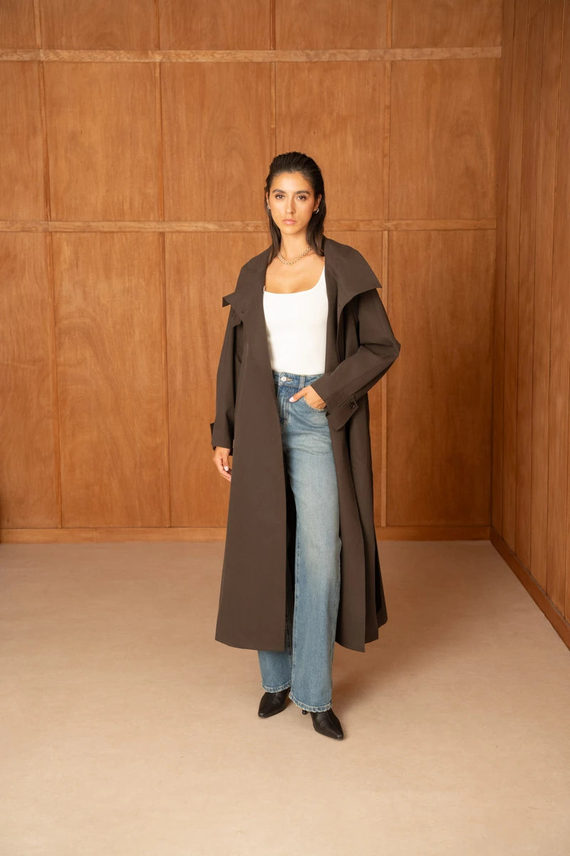 Langer Trenchcoat mit Gürtel und hohem Kragen
