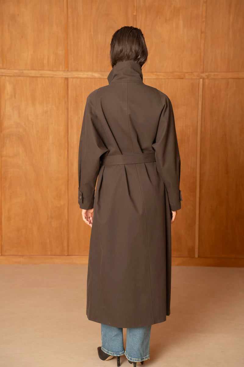 Langer Trenchcoat mit Gürtel und hohem Kragen
