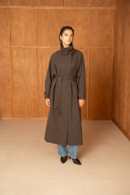 Langer Trenchcoat mit Gürtel und hohem Kragen