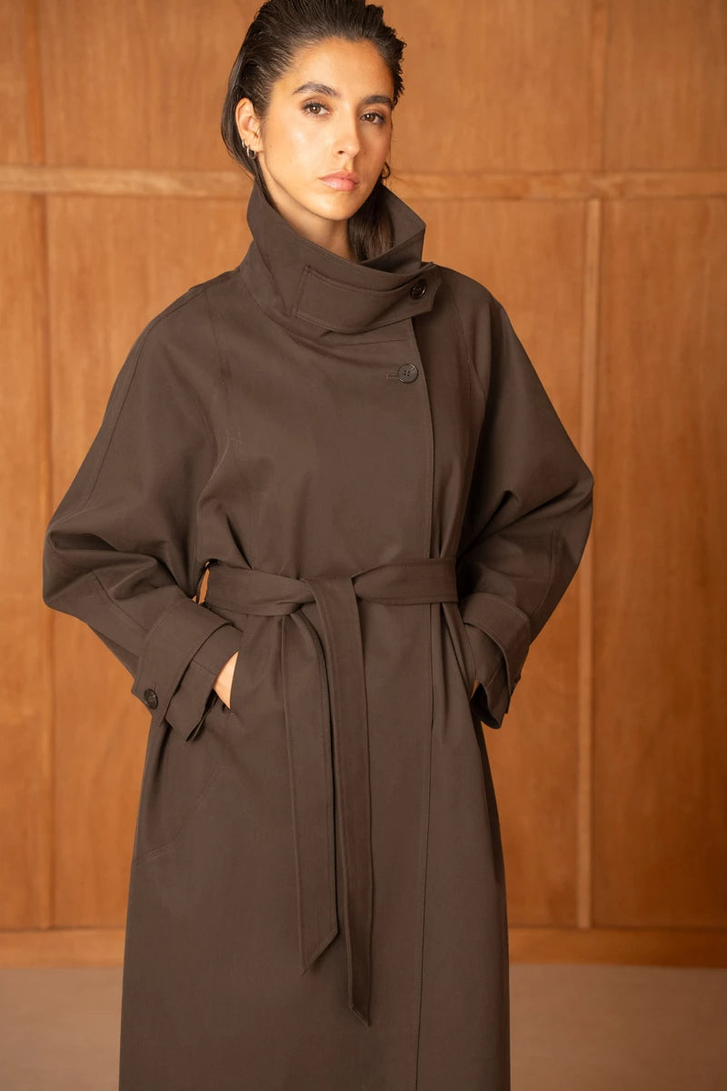 Langer Trenchcoat mit Gürtel und hohem Kragen