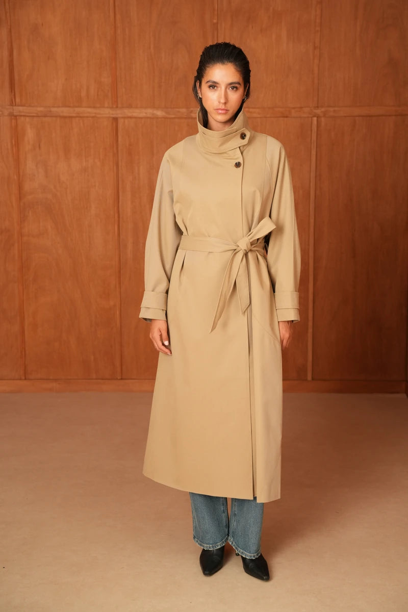 Langer Trenchcoat mit Gürtel und hohem Kragen