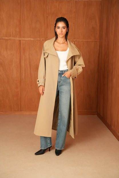 Langer Trenchcoat mit Gürtel und hohem Kragen