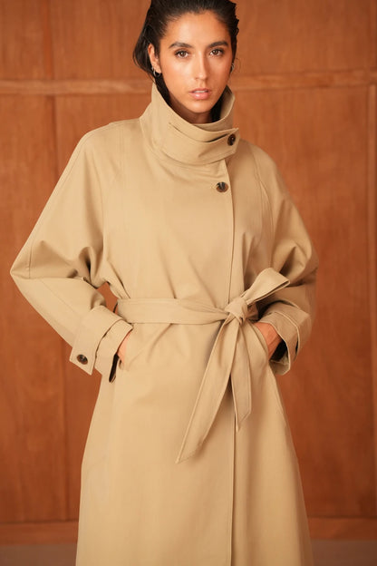 Langer Trenchcoat mit Gürtel und hohem Kragen
