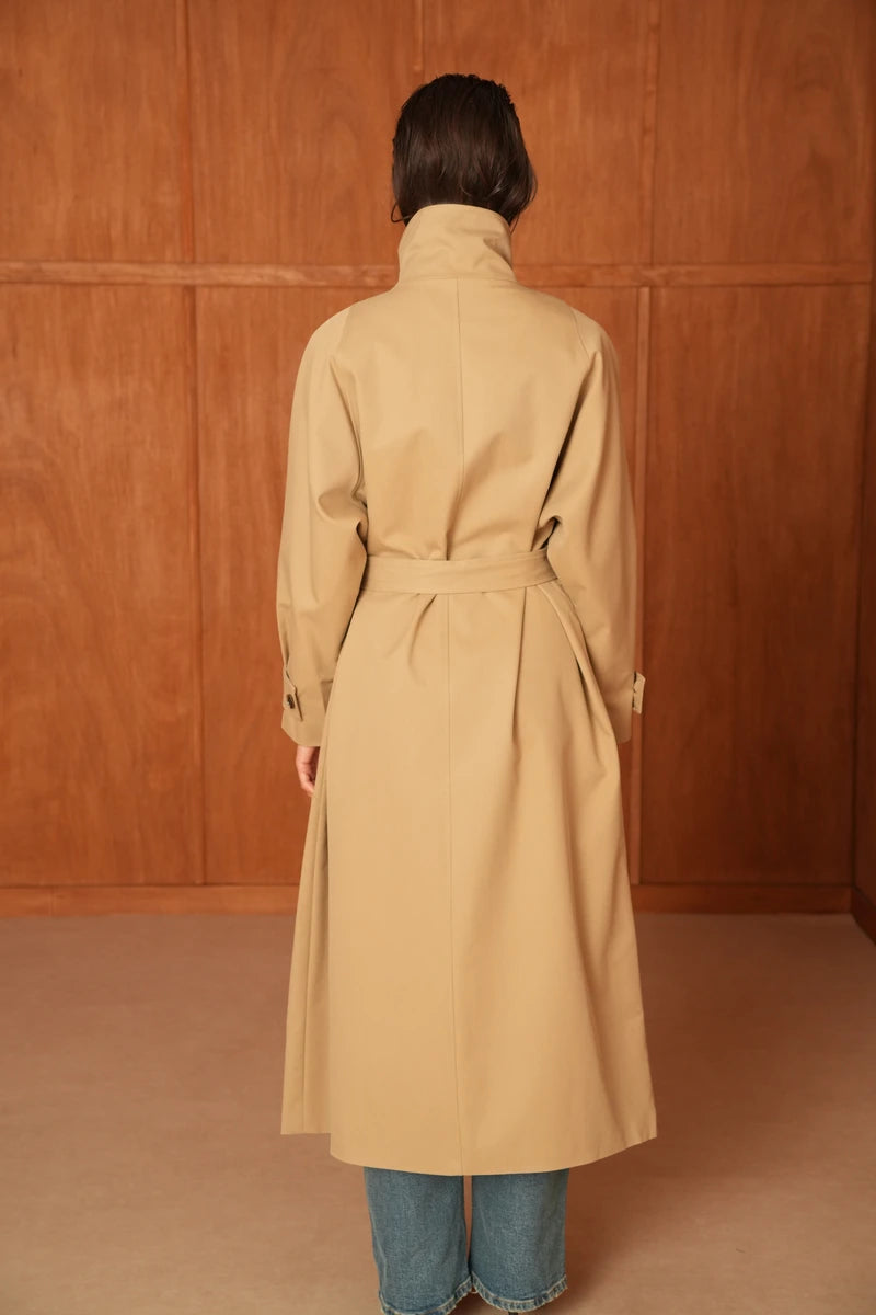 Langer Trenchcoat mit Gürtel und hohem Kragen