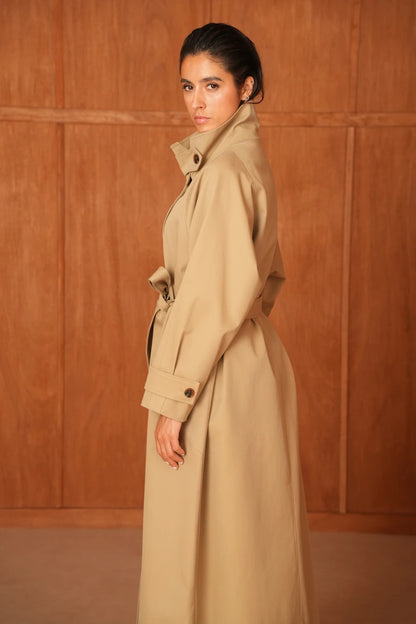 Langer Trenchcoat mit Gürtel und hohem Kragen