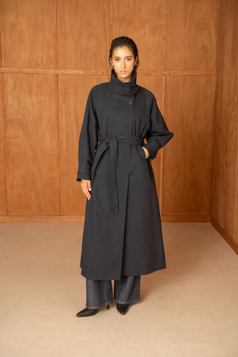 Langer Trenchcoat mit Gürtel und hohem Kragen