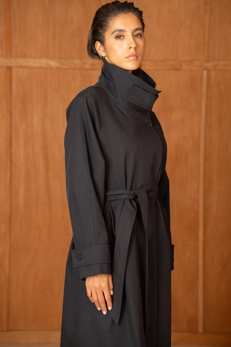 Langer Trenchcoat mit Gürtel und hohem Kragen