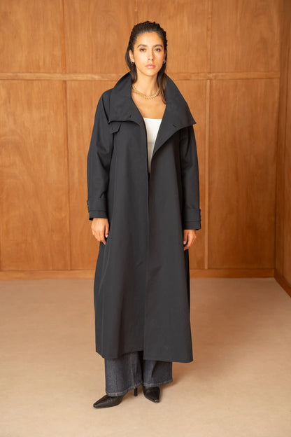 Langer Trenchcoat mit Gürtel und hohem Kragen