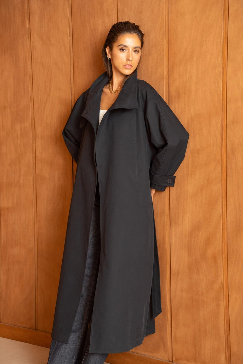 Langer Trenchcoat mit Gürtel und hohem Kragen
