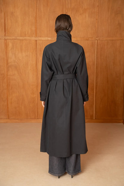 Langer Trenchcoat mit Gürtel und hohem Kragen