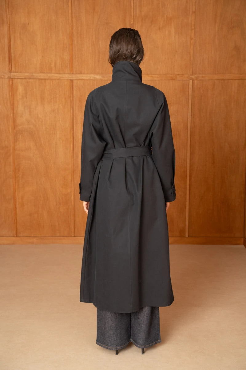 Langer Trenchcoat mit Gürtel und hohem Kragen