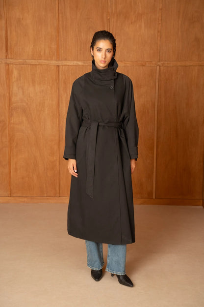 Langer Trenchcoat mit Gürtel und hohem Kragen