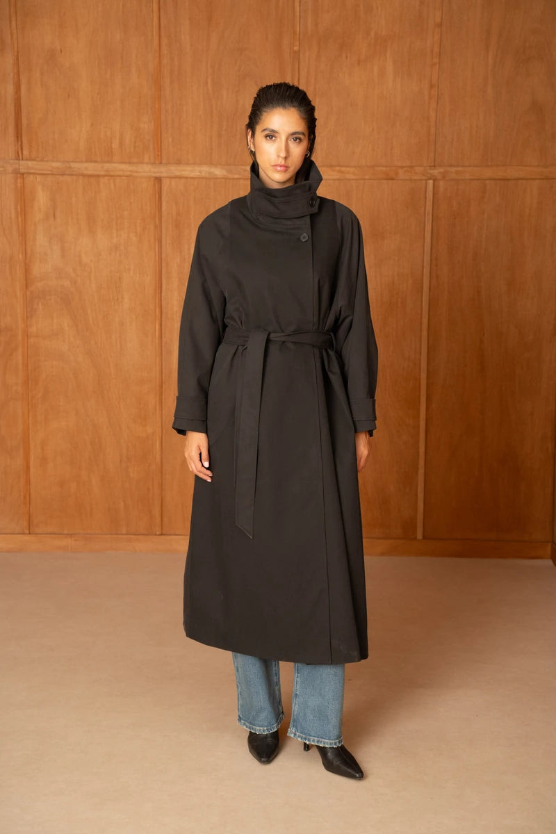 Langer Trenchcoat mit Gürtel und hohem Kragen