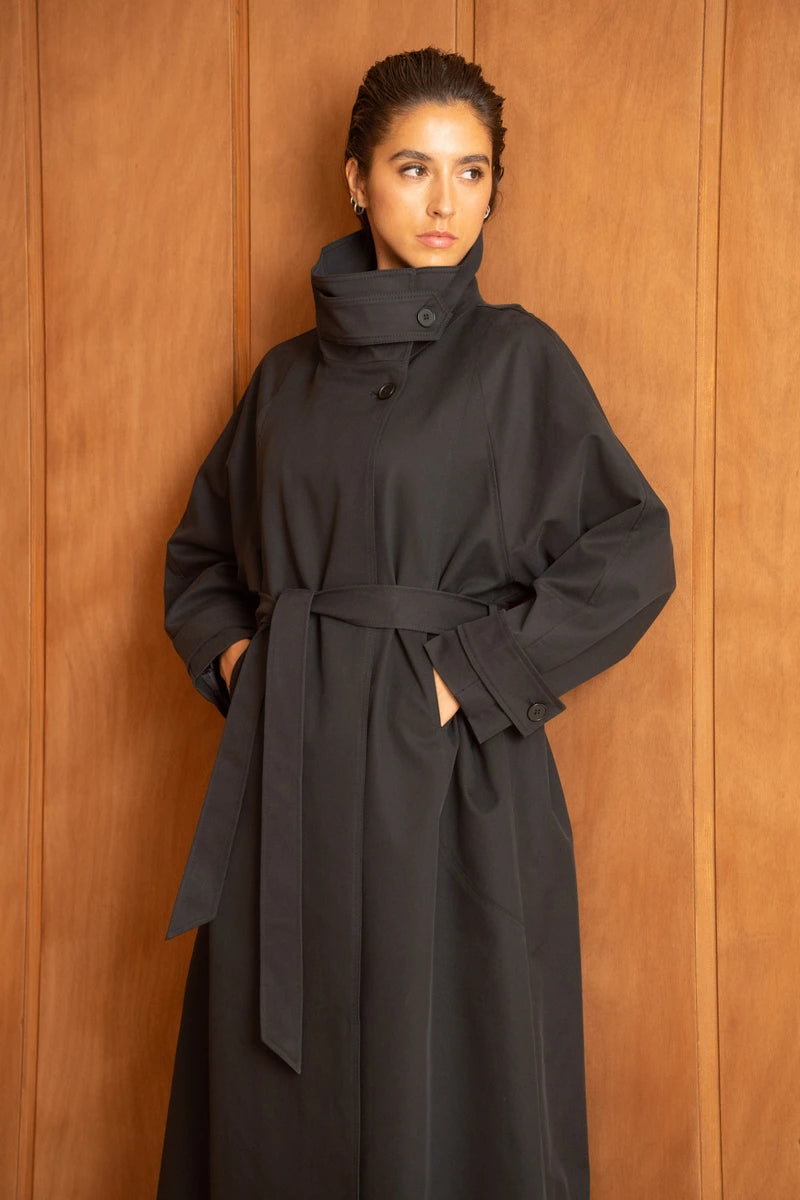 Langer Trenchcoat mit Gürtel und hohem Kragen