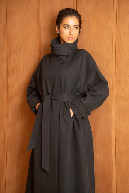 Langer Trenchcoat mit Gürtel und hohem Kragen