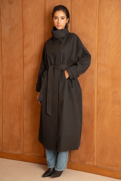 Langer Trenchcoat mit Gürtel und hohem Kragen