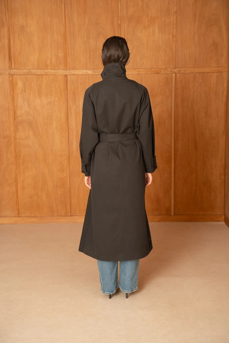 Langer Trenchcoat mit Gürtel und hohem Kragen